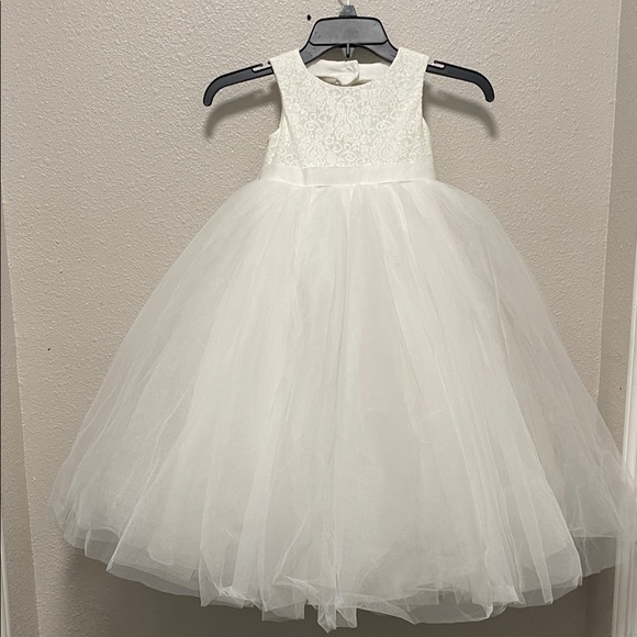 David's Bridal
David's Bridal Ball Gown Flower Girl
Dress with Heart Cutout -4T - Picture 1 of 9